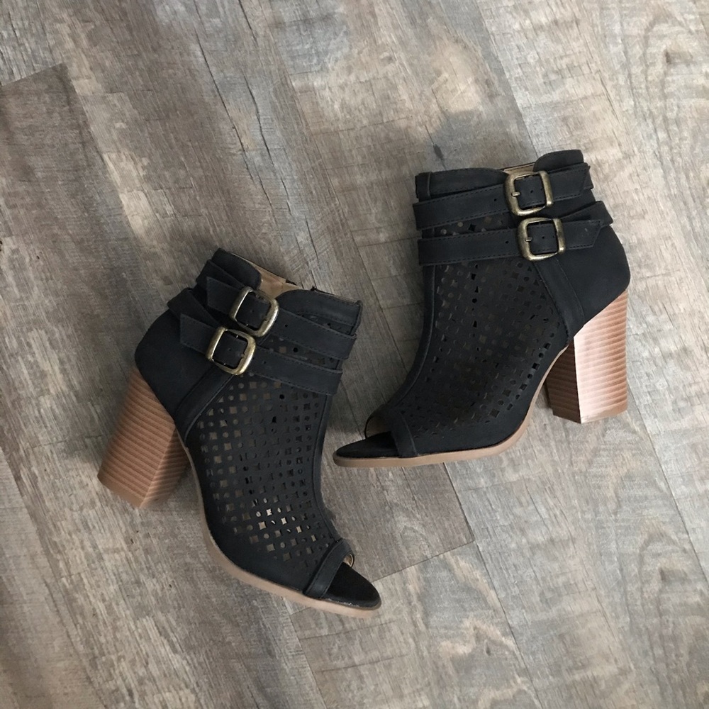 Open toe zipper black sandal Worn ONCE 7.5